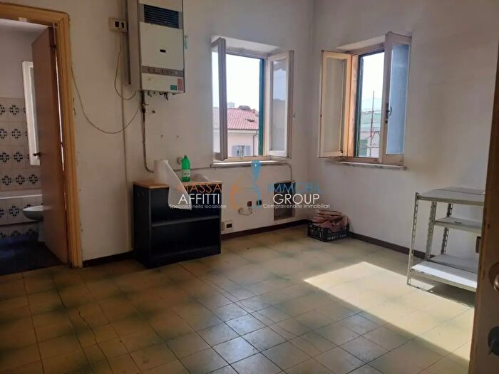 Appartamento con 6 locali in vendita in Via Mario Bigini, Massa