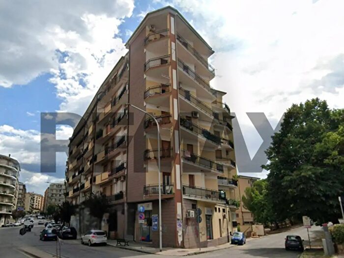 Appartamento con 8 locali in vendita in Piazza Bonaventura Zumbini, Cosenza