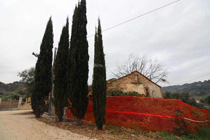 Casa con 12 locali in vendita in Massignano