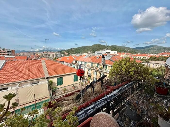 Appartamento quadrilocale in vendita in Via Anton Giulio Barrili, Savona