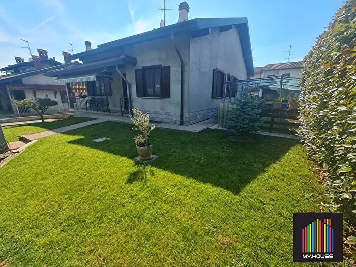Casa quadrilocale in vendita in Via Antonio Vivaldi, Cavaria Con Premezzo
