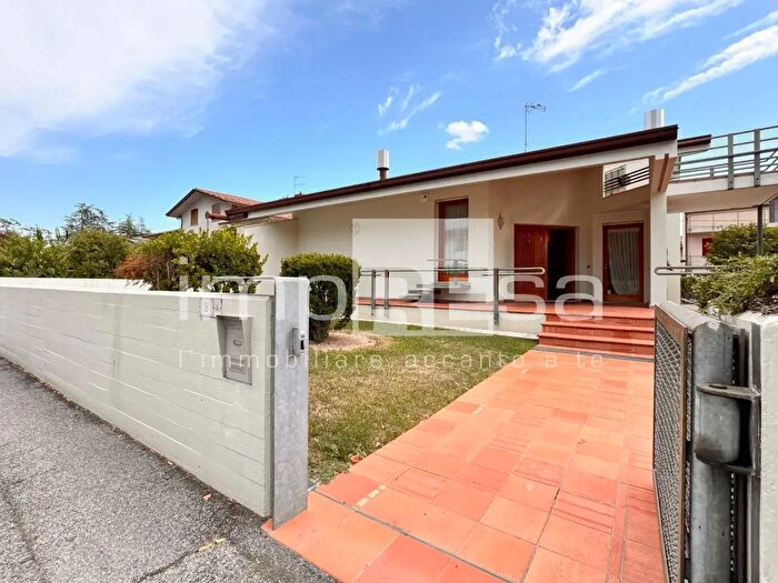 Casa con 6 locali in vendita in Viale Libertà, Silea