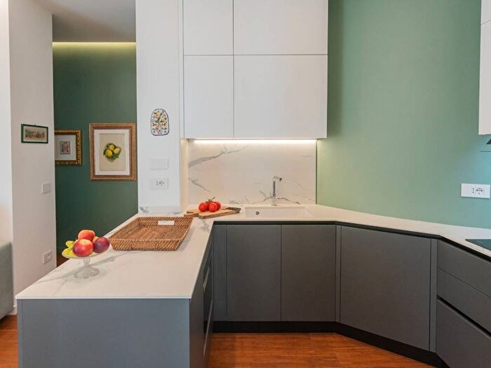 Appartamento trilocale in affitto in Piazza Alessandro Volta, Centro Storico, Como