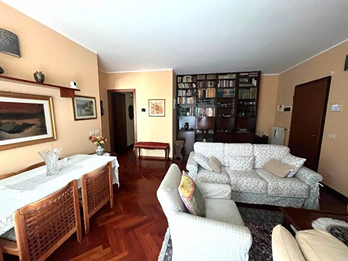 Appartamento trilocale in affitto in Via Manduria, Gratosoglio, Milano