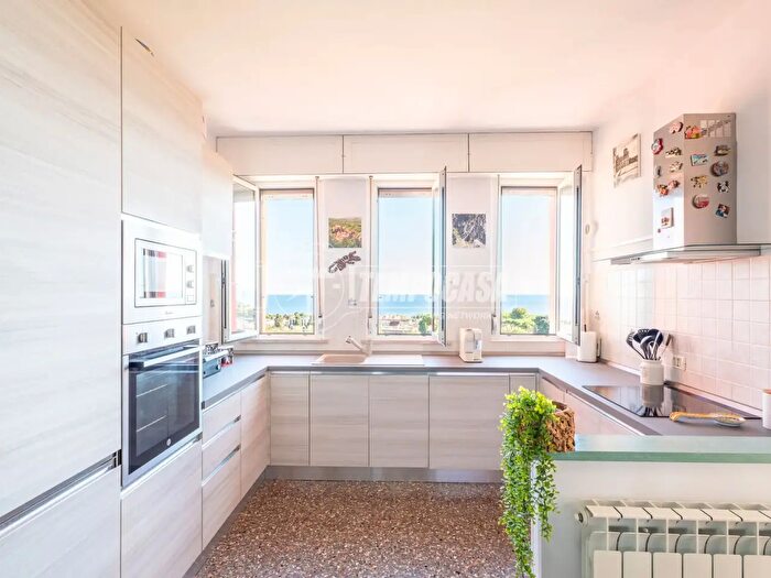 Appartamento trilocale in vendita in Viale Regina Margherita, Piombino