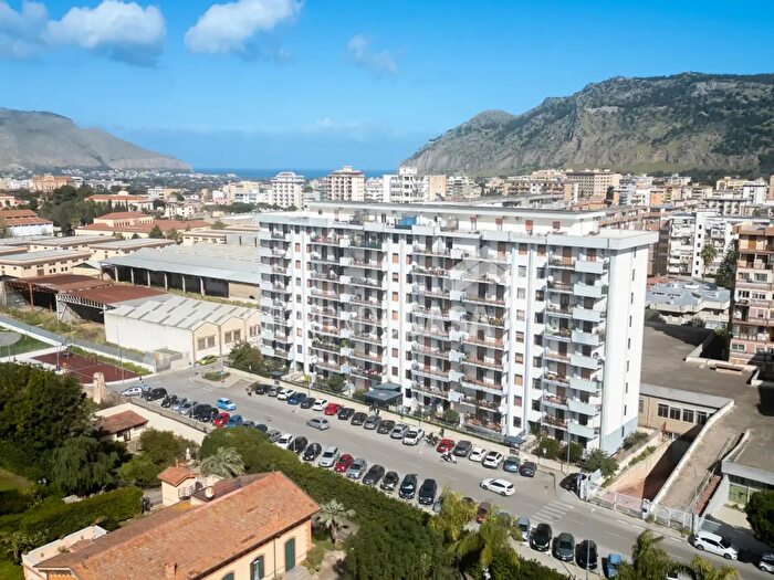 Appartamento con 6 locali in vendita in Via Pietro Ermelindo Lungaro, Palermo
