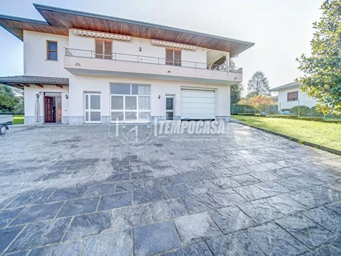 Casa trilocale in vendita in Via Cesare Pavese, Caronno Varesino