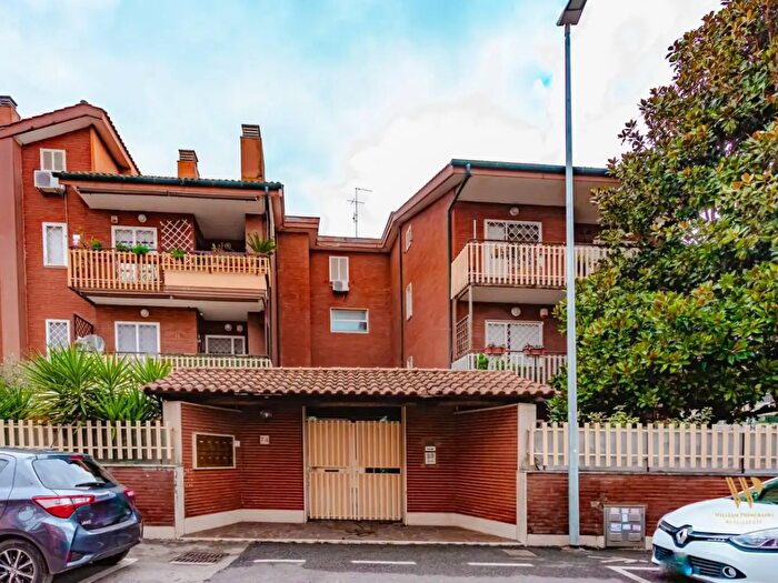 Appartamento trilocale in vendita in Via Amantea, Roma