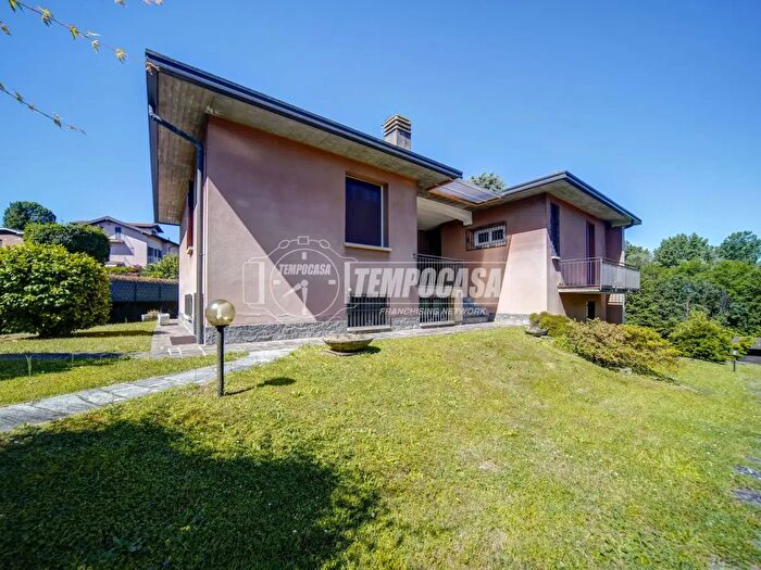 Casa con 5 locali in vendita in Via Valle Peschiera, Buguggiate