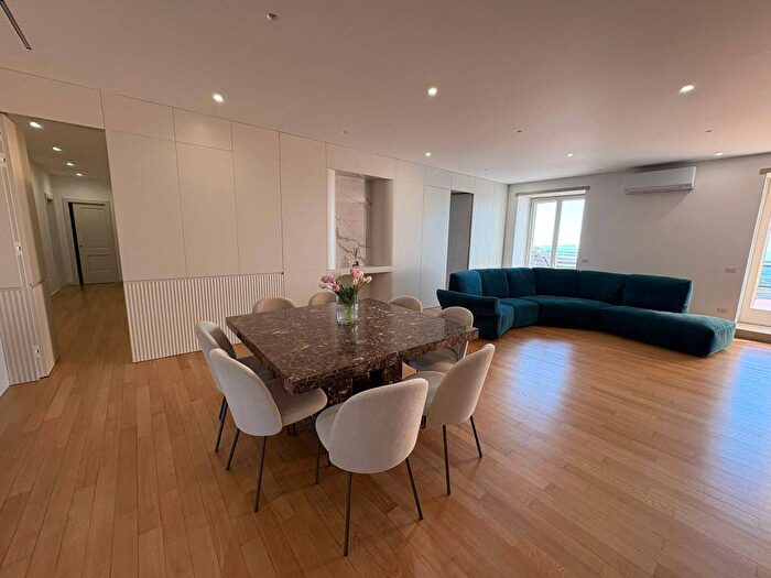 Appartamento con 6 locali in affitto in Via Alessandro Manzoni, Fuorigrotta, Napoli