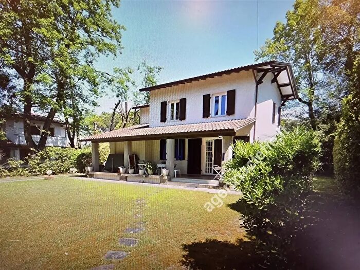 Casa con 7 locali in vendita in Massa