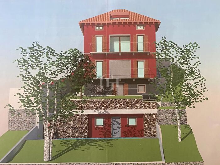 Casa con 8 locali in vendita in Carlazzo