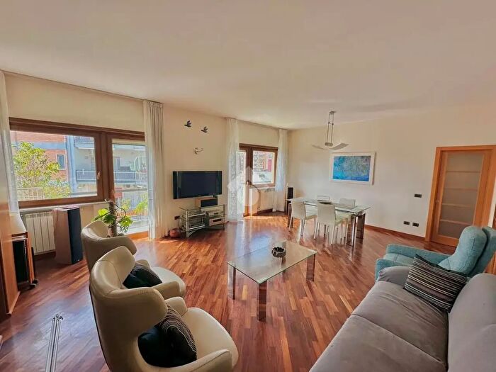 Appartamento con 5 locali in vendita in Via Pietro Castellino, Napoli