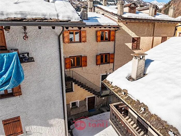 Appartamento quadrilocale in vendita in Via Corti Campodolcino So, Campodolcino