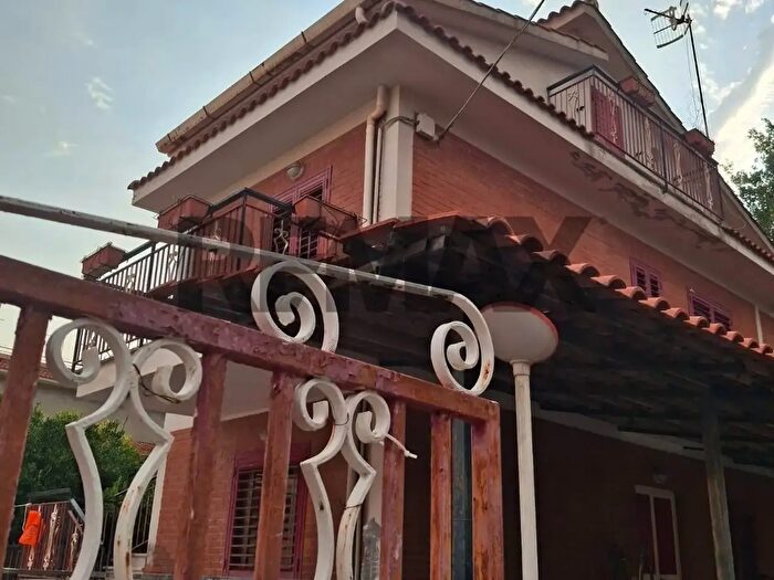 Casa con 8 locali in vendita in Minturno