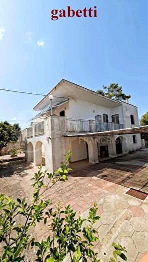 Casa con 16 locali in vendita in Lungomare C Colombo, Tricase