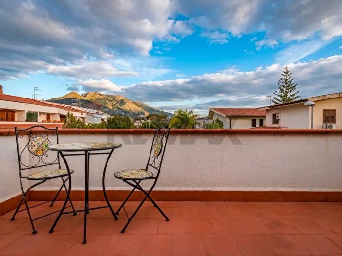 Casa con 8 locali in affitto in Via Nesea, Palermo