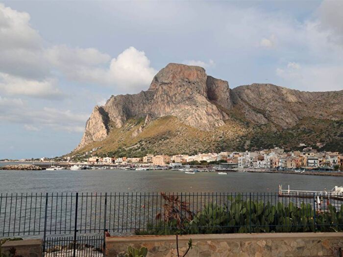 Appartamento quadrilocale in affitto in Via Tito Maccio Plauto, Sferracavallo Barcarello, Palermo