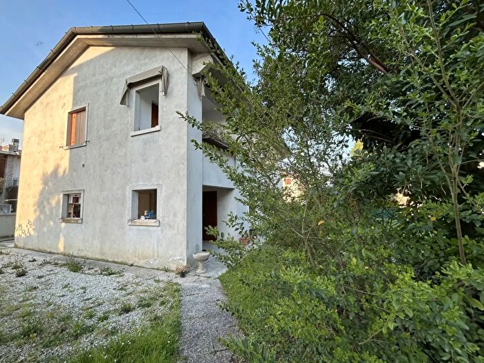 Casa con 12 locali in vendita in Vittorio Veneto