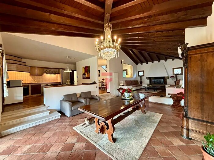 Casa con 8 locali in vendita in Via Giotto, Cadoneghe