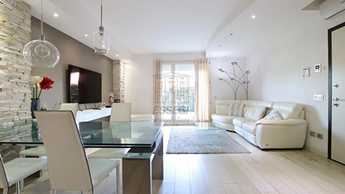 Appartamento con 7 locali in vendita in Viale Luigi Cadorna, Lucca