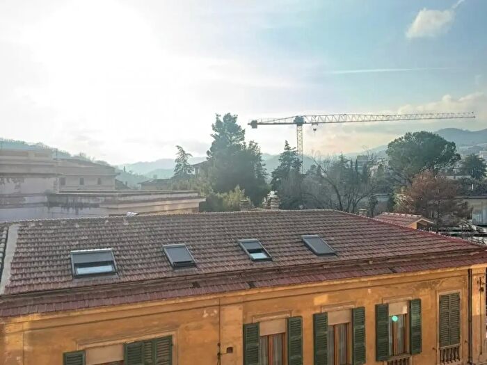 Appartamento con 6 locali in vendita in Via Giosuã¨ Carducci, Teramo