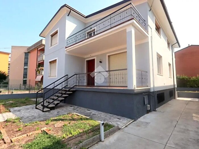 Casa quadrilocale in vendita in Via Monsignor Romano, San Zeno Naviglio