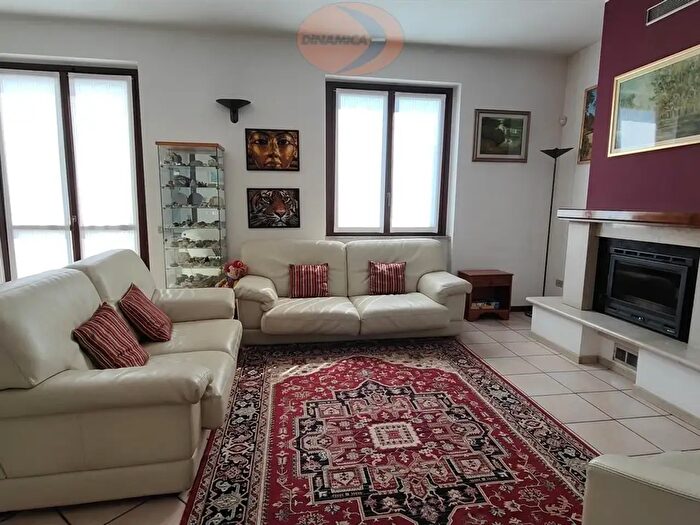 Casa con 5 locali in vendita in Via Paolo Taverna Conte B, Triuggio