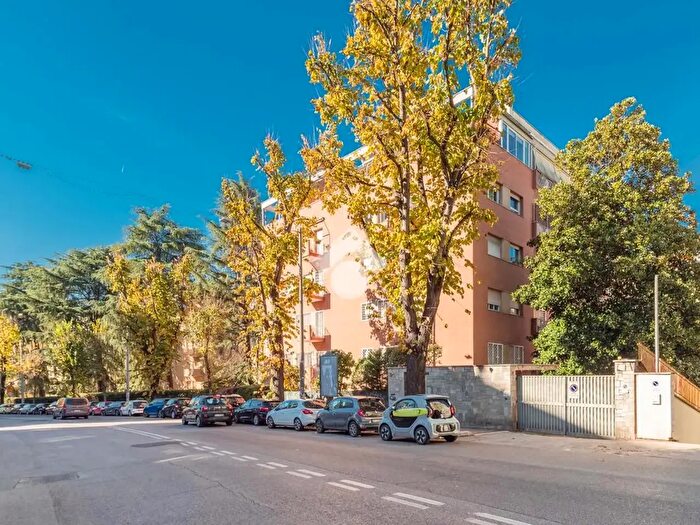 Appartamento con 5 locali in vendita in Viale delle Medaglie dOro, Roma