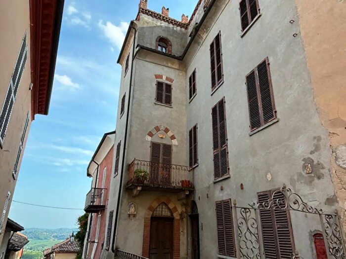 Casa con 13 locali in vendita in Via Roma, Montiglio Monferrato