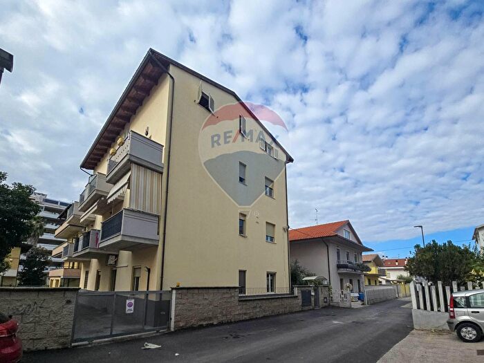 Appartamento trilocale in vendita in Via Lago di Bracciano, Pescara