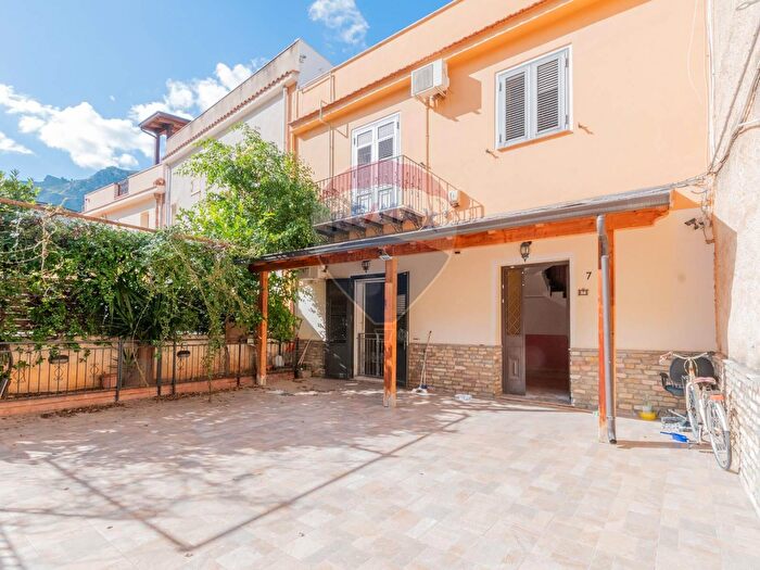 Casa con 7 locali in vendita in Via Giardina Croceverde, Palermo