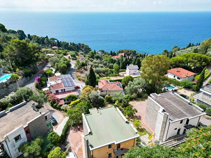 Appartamento quadrilocale in vendita in Centro Residenziale Capo Berta, Imperia