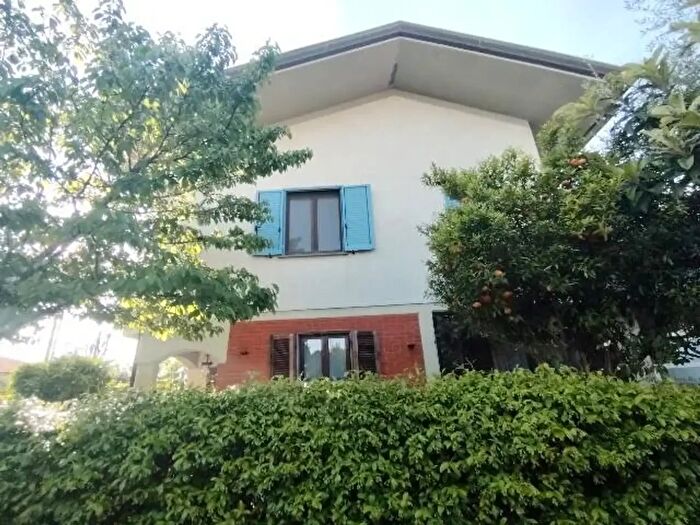 Casa con 6 locali in vendita in Massa