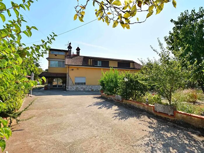 Casa con 10 locali in vendita in Via Casa Colonnella, Artena