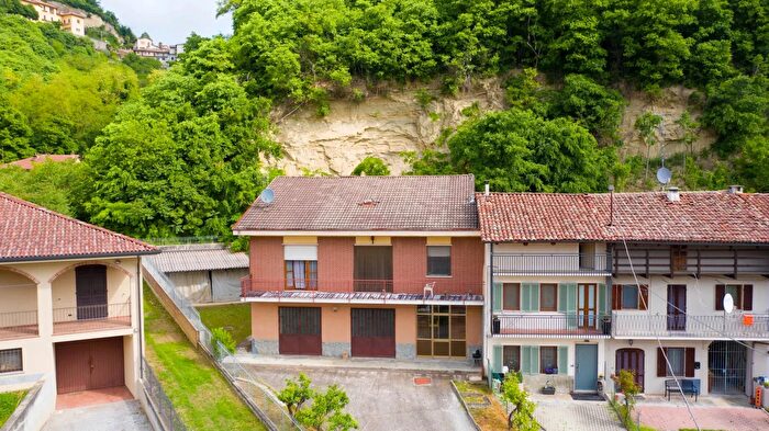 Casa con 5 locali in vendita in Vezza DAlba