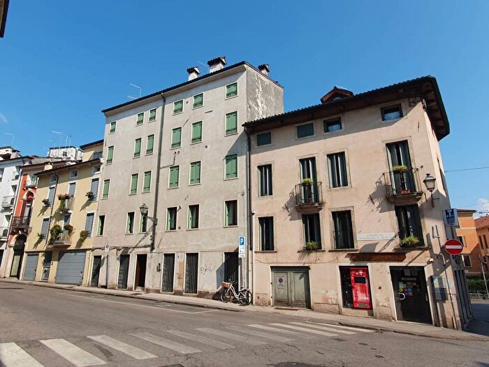 Appartamento trilocale in affitto in Contra' Pedemuro San Biagio, Centro Storico, Vicenza