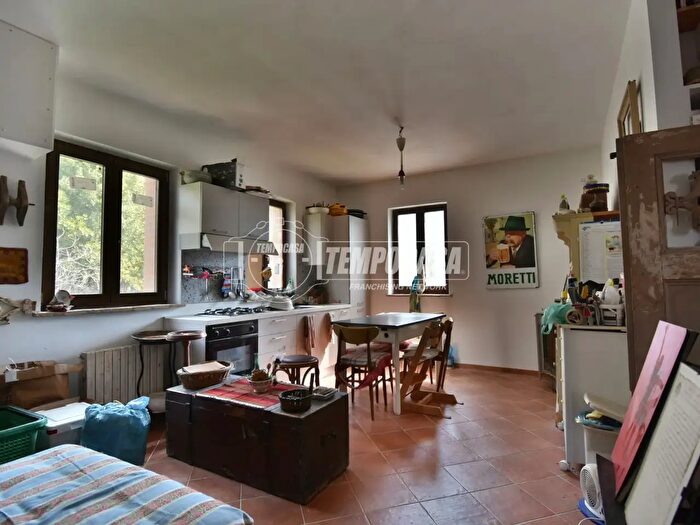 Casa quadrilocale in vendita in Contrada Colvenale, Camporotondo Di Fiastrone