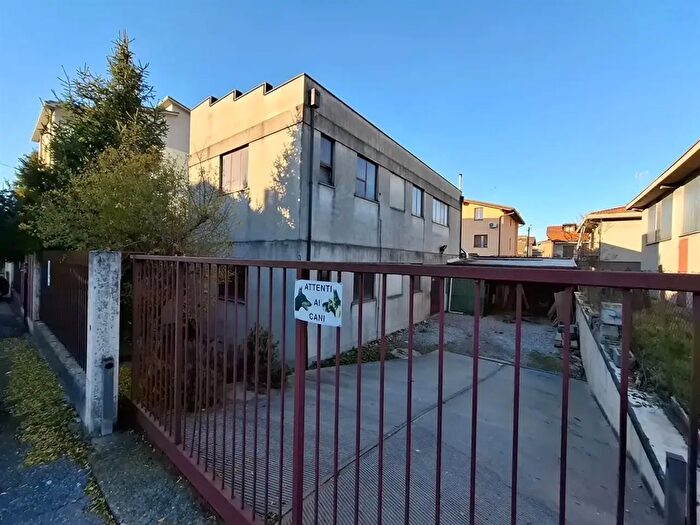 Casa con 8 locali in vendita in Via Po, Meda