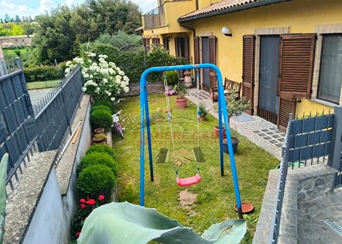 Casa con 7 locali in vendita in Porano
