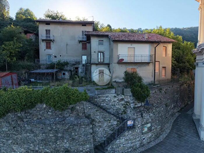 Appartamento quadrilocale in vendita in Casa Indipendente Via Chiesa, Gandosso