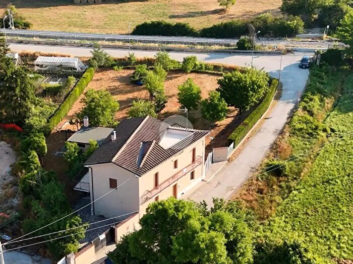 Appartamento con 6 locali in vendita in Via Oppietti, L'Aquila