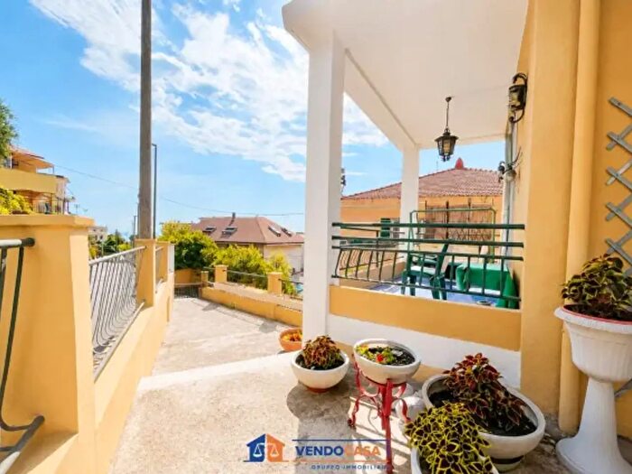 Appartamento con 5 locali in vendita in Via Bellavista, Savona