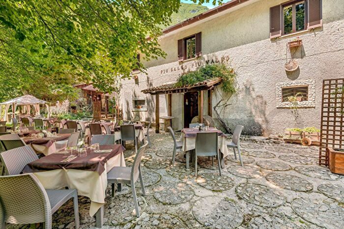 Casa con 8 locali in vendita in Località Canneto Snc, Settefrati