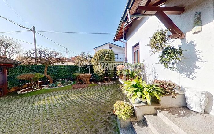 Casa con 7 locali in vendita in Via San Francesco, Cabiate