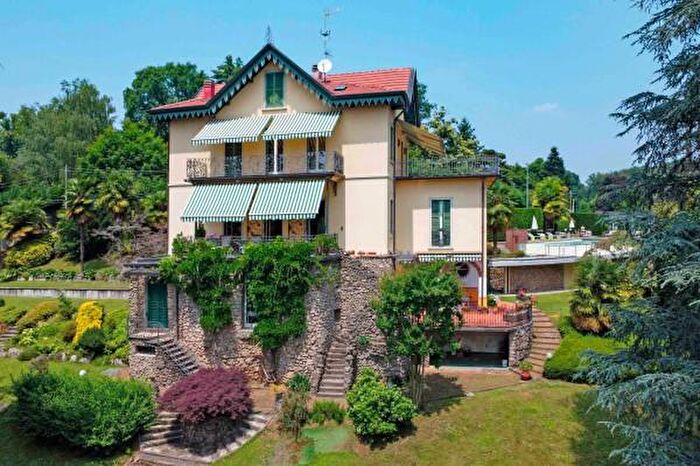 Casa con 6 locali in vendita in Via Gioacchino Rossini, Venegono Superiore