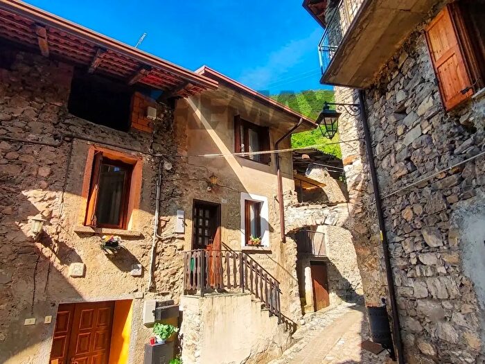 Casa trilocale in vendita in Via Roma, Losine