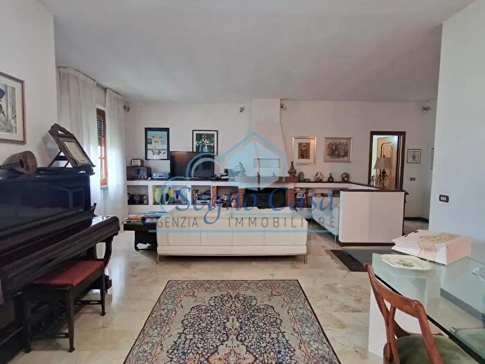 Casa con 10 locali in vendita in Sarzana