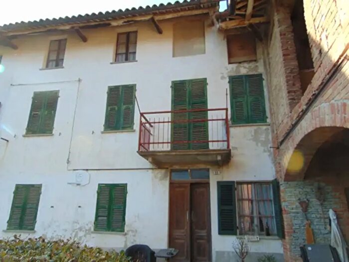 Casa con 6 locali in vendita in Frazione Bruciati, Calamandrana