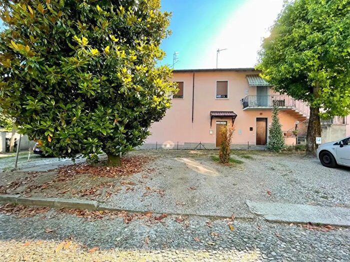 Appartamento bilocale in vendita in Via Vittorio Veneto, Azzate